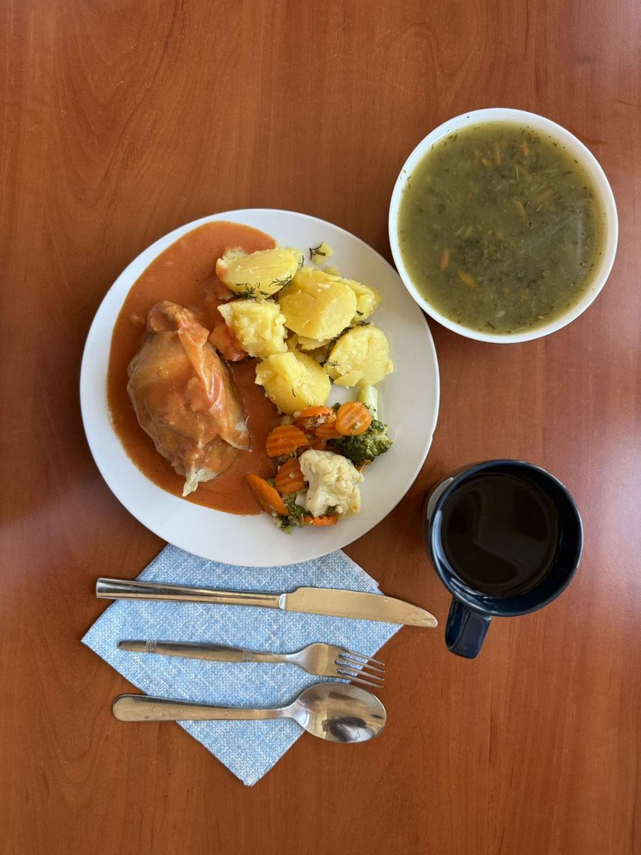 Zupa szczawiowa, gołąbki, ziemniaki, bukiet warzyw i kompot