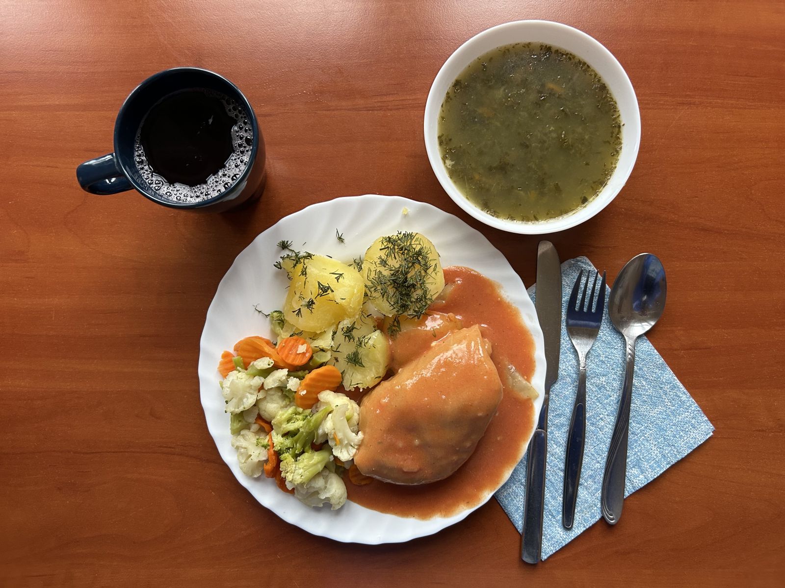 Gołąbki, ziemniaki, bukiet warzyw, zupa szczawiowa i kompot