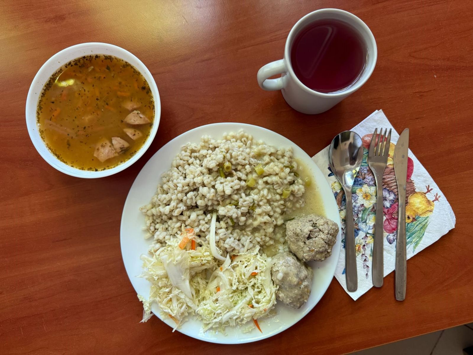 Zupa grochowa, kasza jęczmienna, kapusta pekińska, pulpety w sosie koperkowym