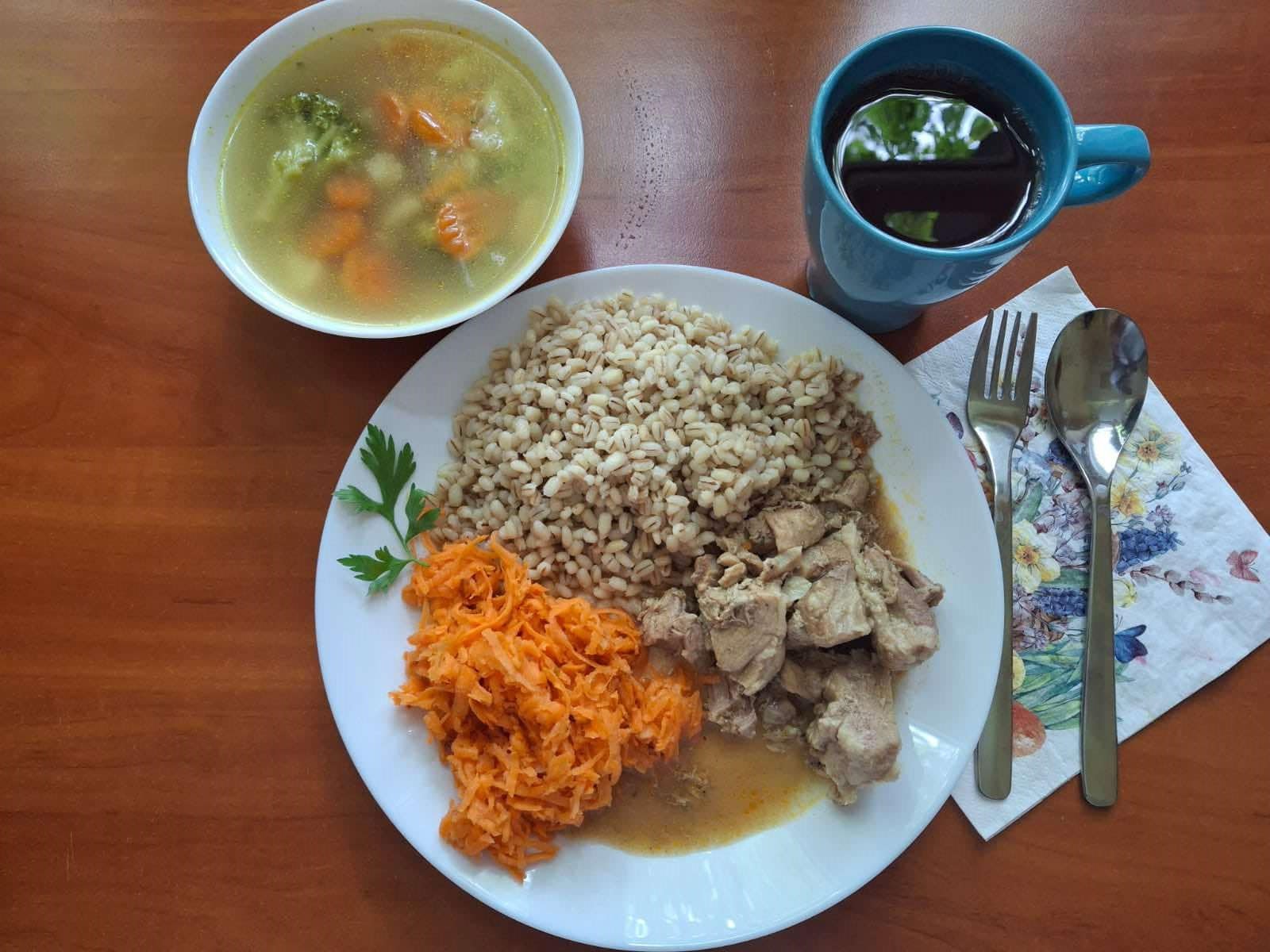 Zupa jarzynowa, gulasz wieprzowy, kasza jęczmienna, marchewka tarta, herbata