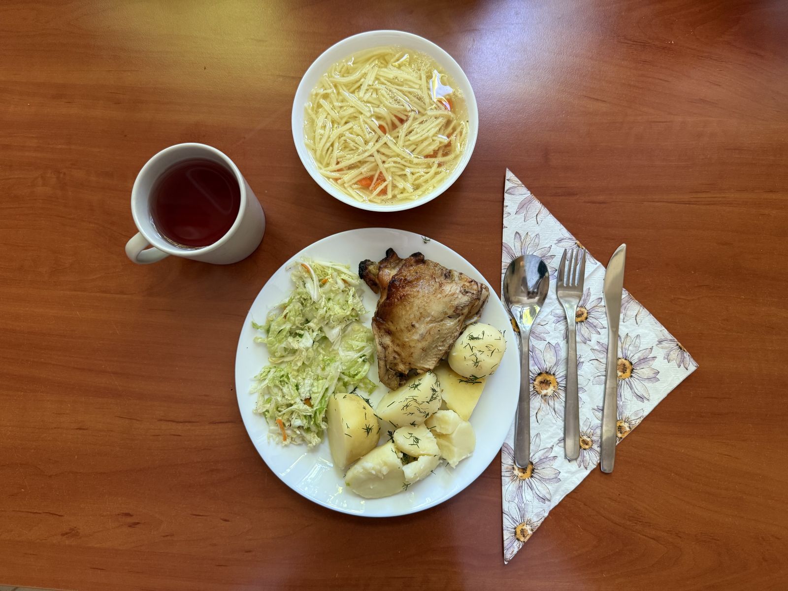 Rosół, pieczone podudzia, ziemniaki gotowane, surówka z kapusty pekińskiej, kompot