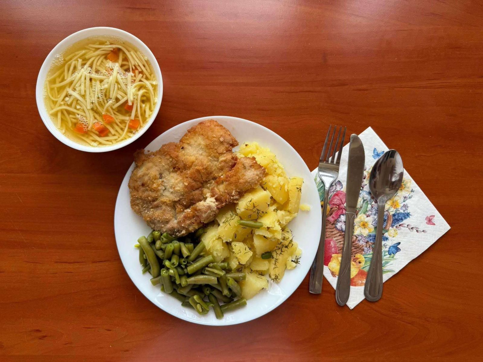 Rosół, kotlet schabowy smażony, ziemniaki, fasolka szparagowa 