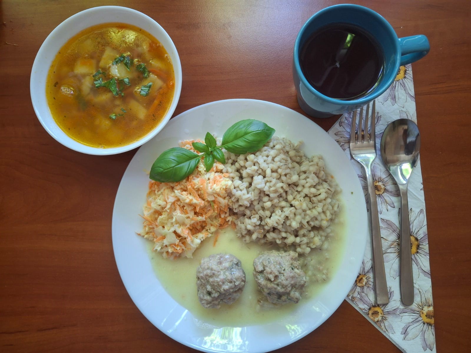 Zupa grochowa, pulpety w sosie koperkowym, kasza jęczmienna pęczak, surówka i kompot