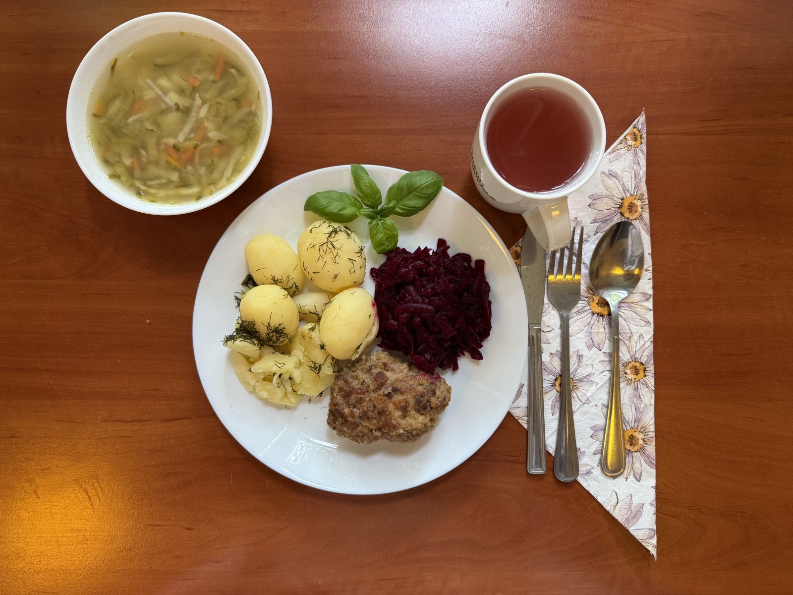 Zupa ogórkowa, kotlet mielony, ziemniaki gotowane, buraki tarte, kompot