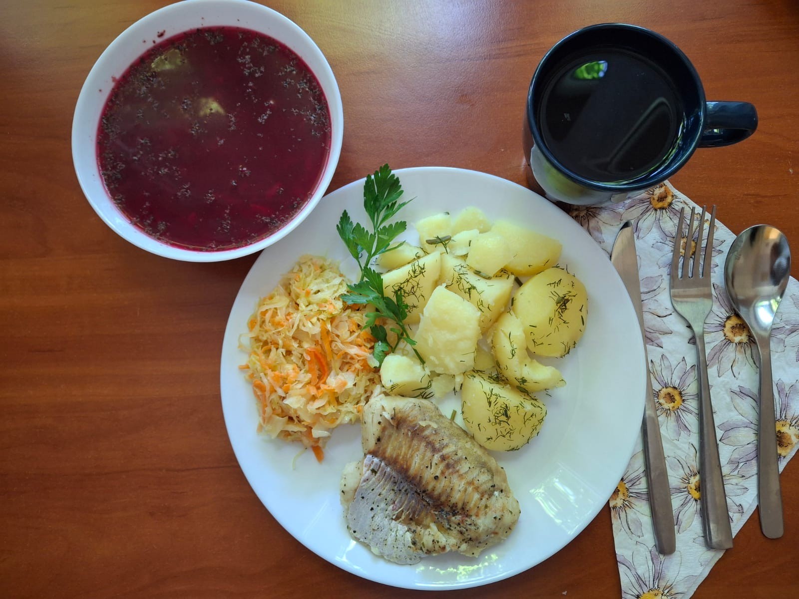 Barszcz czerwony, ziemniaki, ryba, surówka i kompot