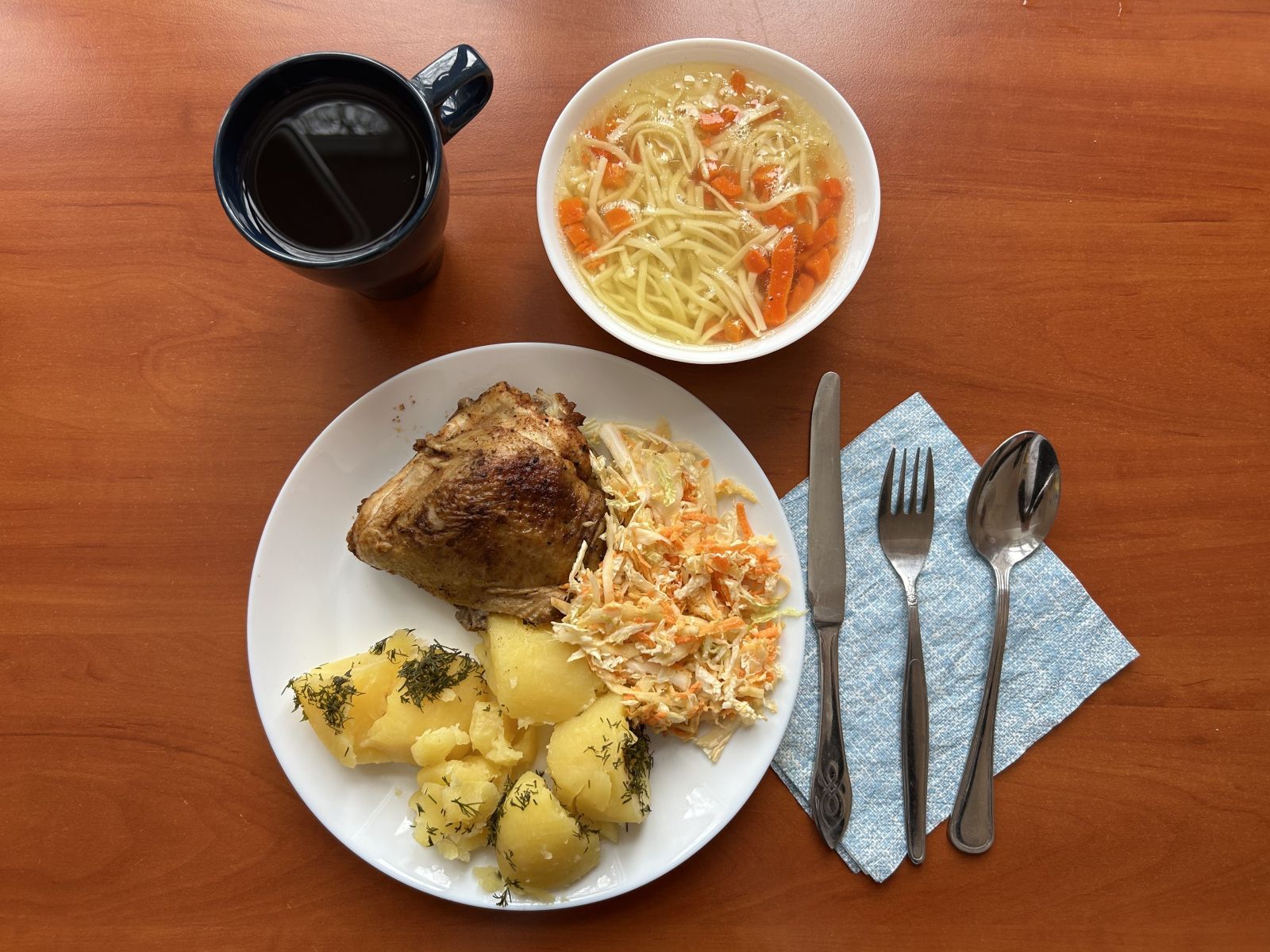 Rosół, ziemniaki, udko z kurczaka, surówka z kapusty i kompot