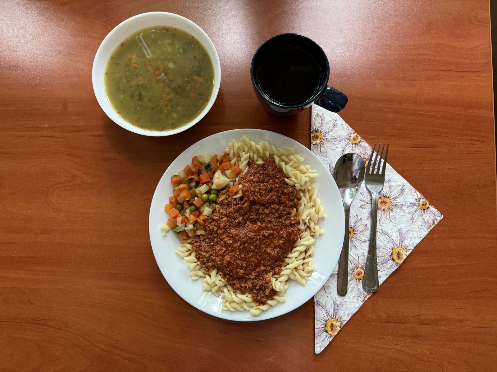 Zupa szczawiowa, makaron z sosem bolognese, bukiet warzyw gotowanych, kompot