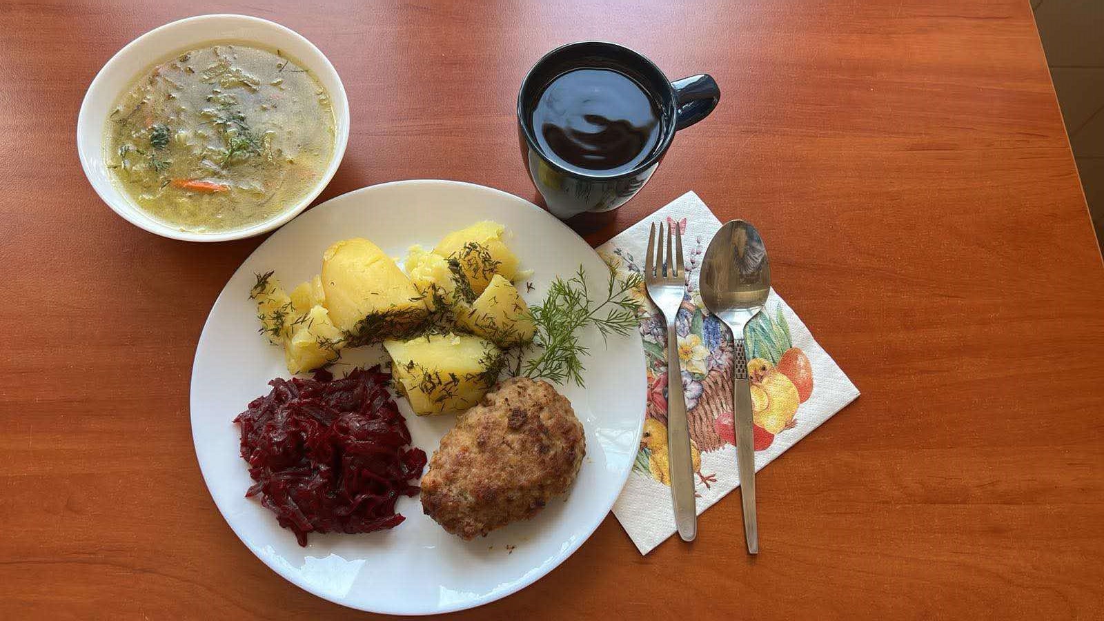 Zupa ogórkowa, kotlet mielony pieczony, ziemniaki gotowane, buraki tarte, kompot