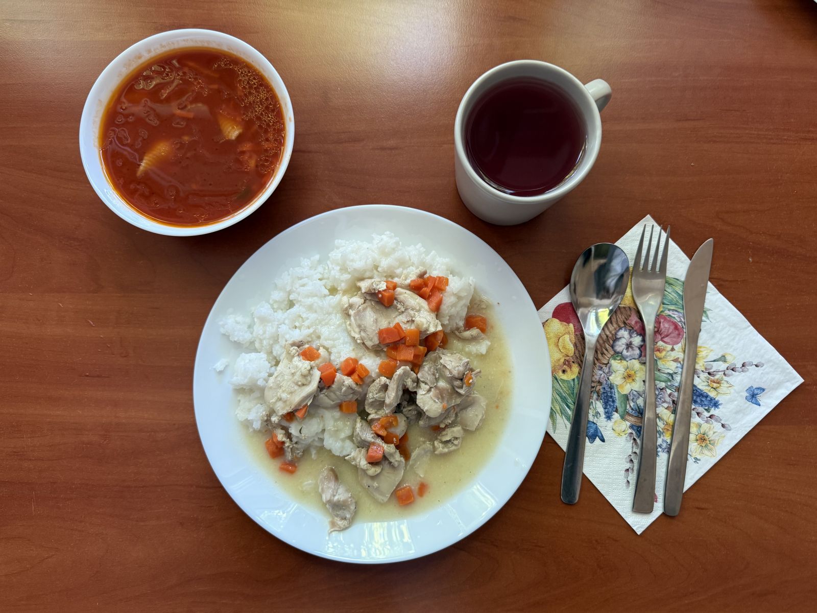 Zupa pomidorowa, potrawka z kurczaka z ryżem z marchewką, kompot