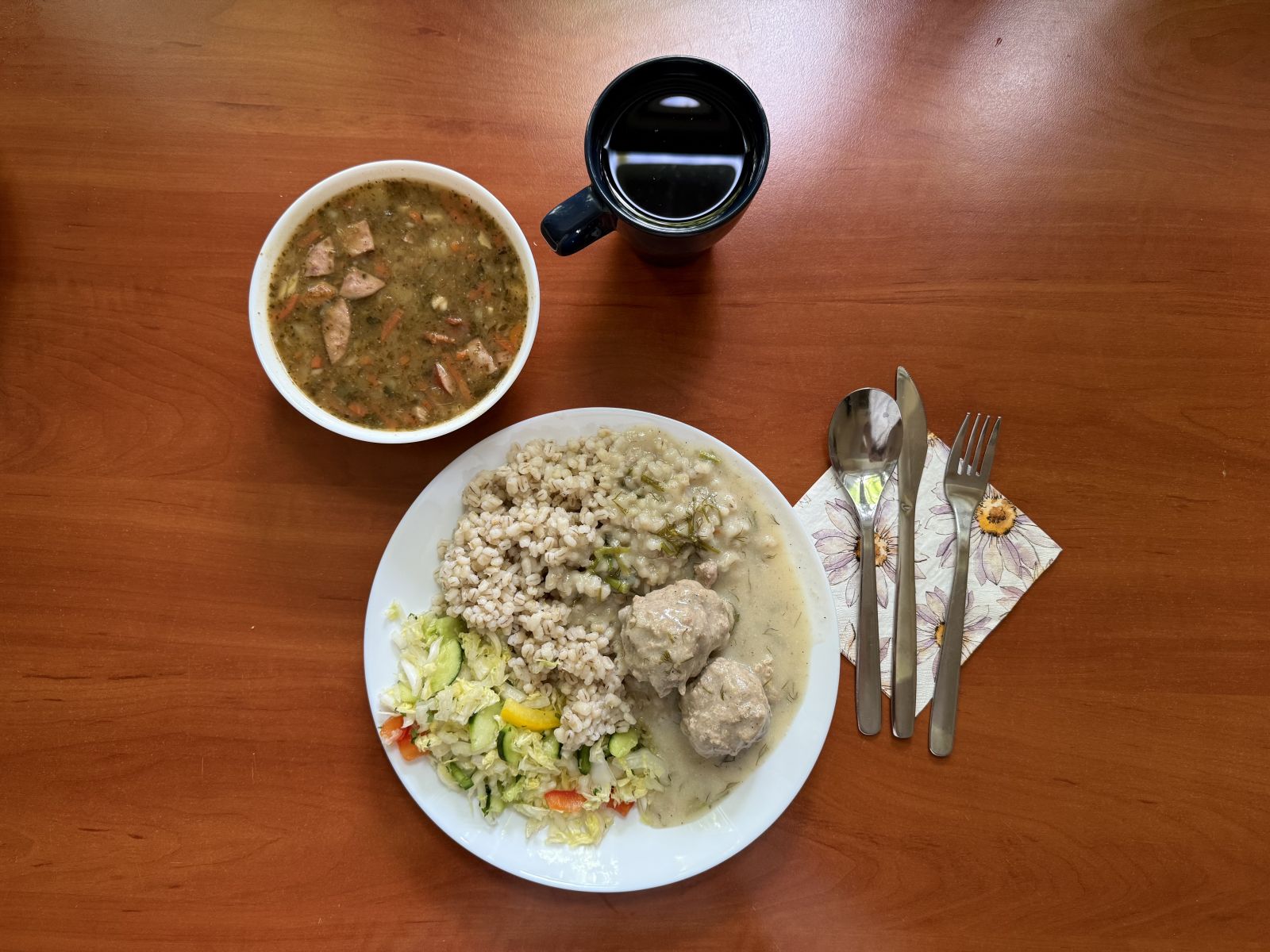 Zupa grochowa, pulpety w sosie koperkowym, kasza jęczmienna, Surówka z kapusty pekińskiej, kompot