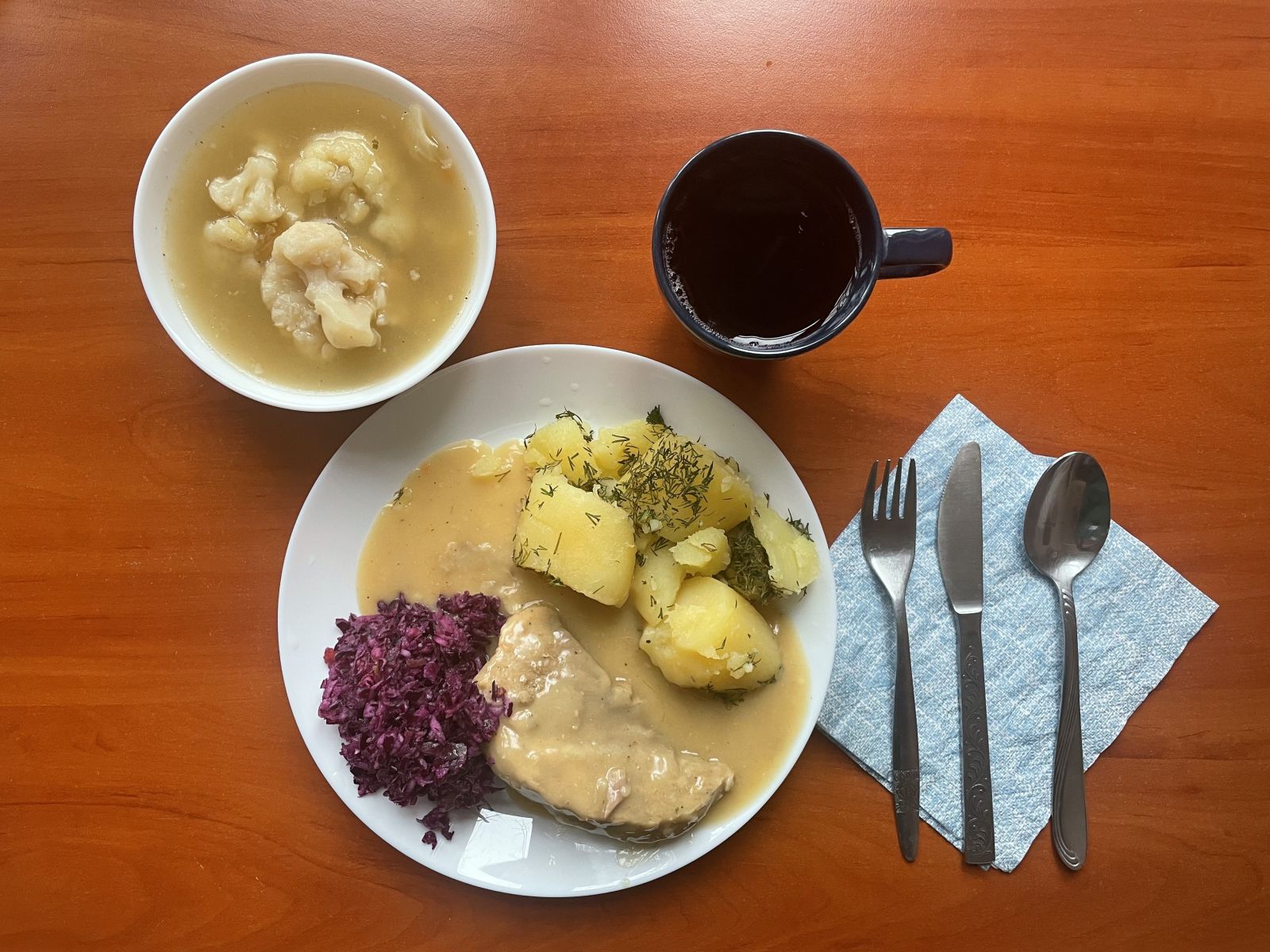 Zupa kalafiorowa, ziemniaki, karkówka w sosie, kompot