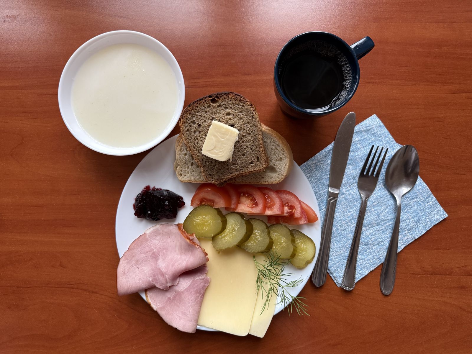 Kasza manna, pieczywo pszenne i żytnie, warzywa, wędlina, ser i dżem