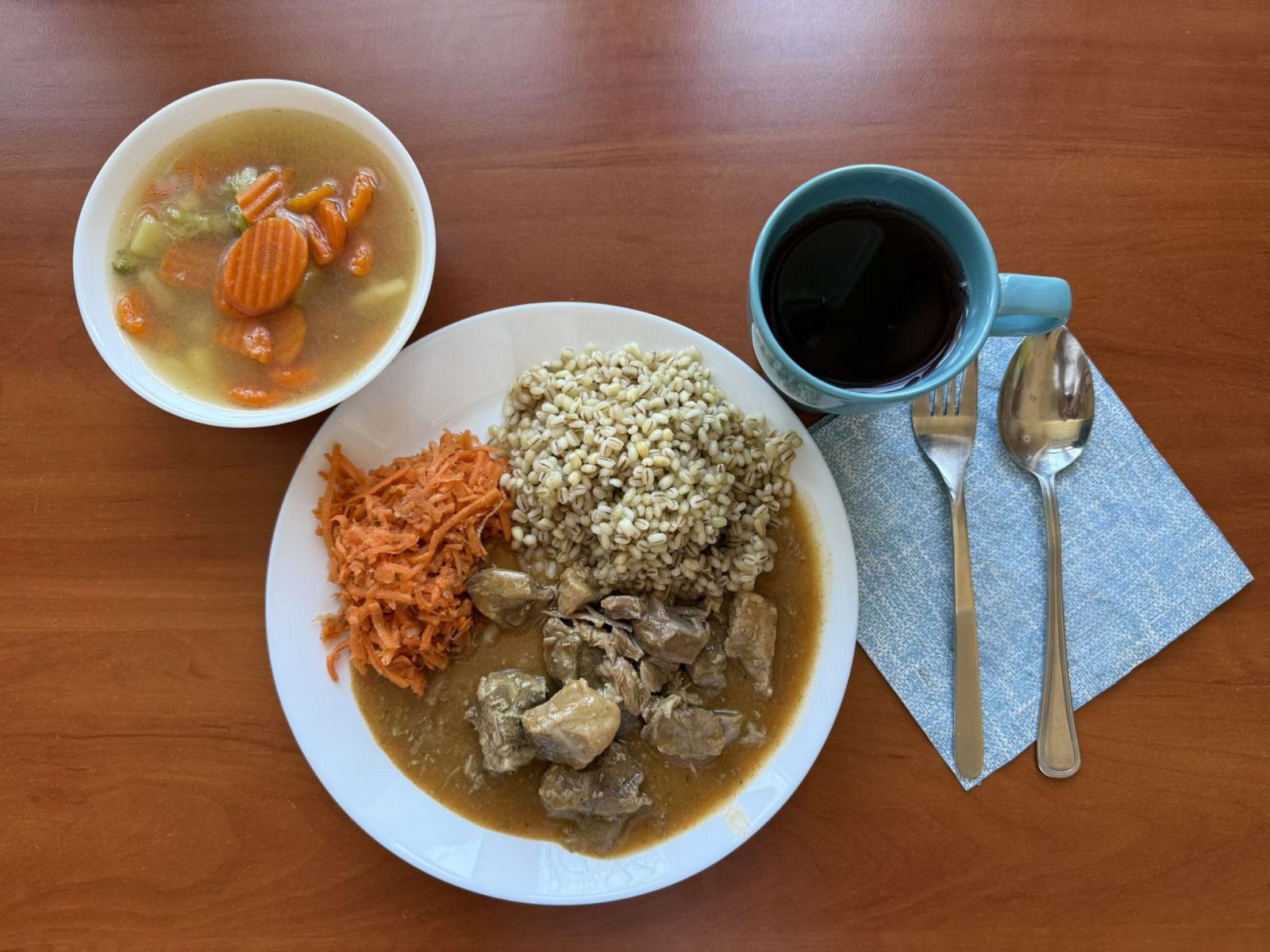 Zupa jarzynowa, gulasz wieprzowy, kasza jęczmienna pęczak, starta marchewka