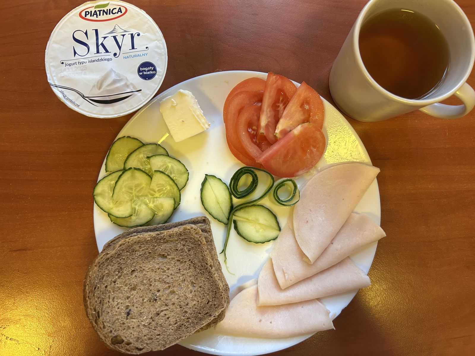 Chleb żytni, pomidor, og&oacute;rek, papryka, wędlina, masło, herbata