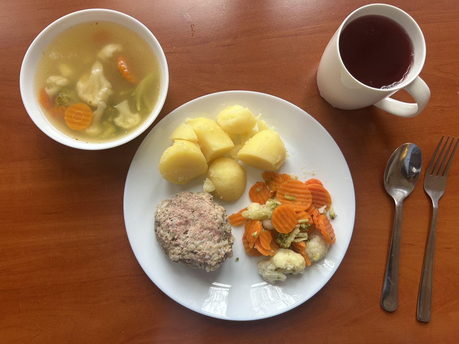 Zupa ryżowa, kotlet mielony, ziemniaki gotowane, buraki tarte, kompot