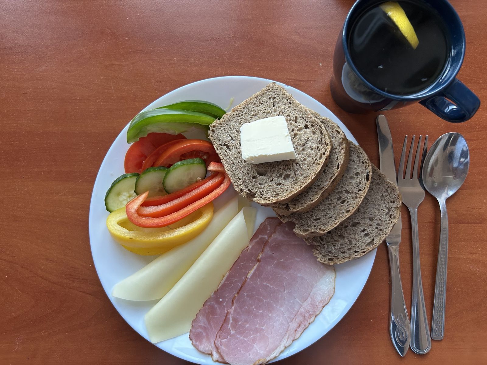 Chleb żytni, pomidor, og&oacute;rek, papryka, wędlina, ser ż&oacute;łty, herbata