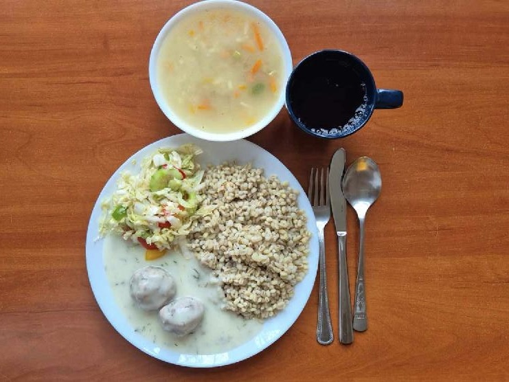 Zupa grochowa, pulpety w sosie, kasza jęczmienna, sur&oacute;wka z kapusty , kompot