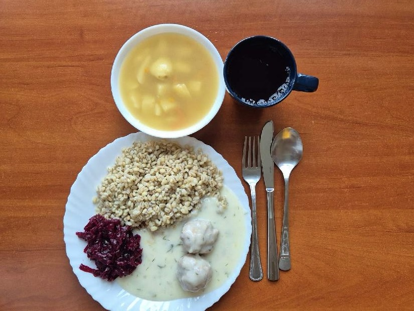 Zupa ryżowa, pulpety w sosie, kasza jęczmienna, pomidory z jogurtem , kompot