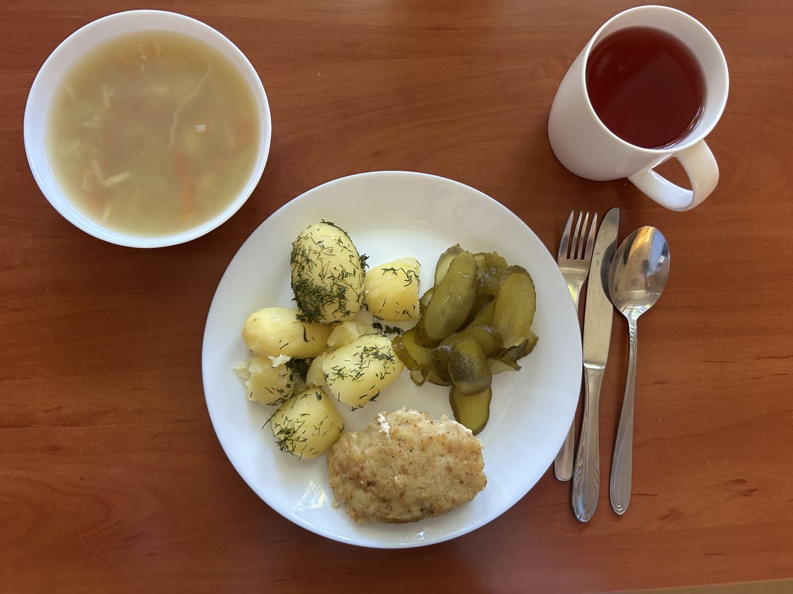 Zupa z soczewicą, kotlet rybny, ziemniaki, og&oacute;rki kiszone, kompot