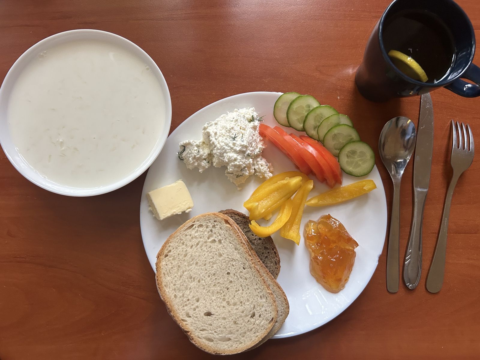 Płatki ryżowe na mleku, chleb pszenny i żytni, pomidor, og&oacute;rek, papryka, twarożek, dżem