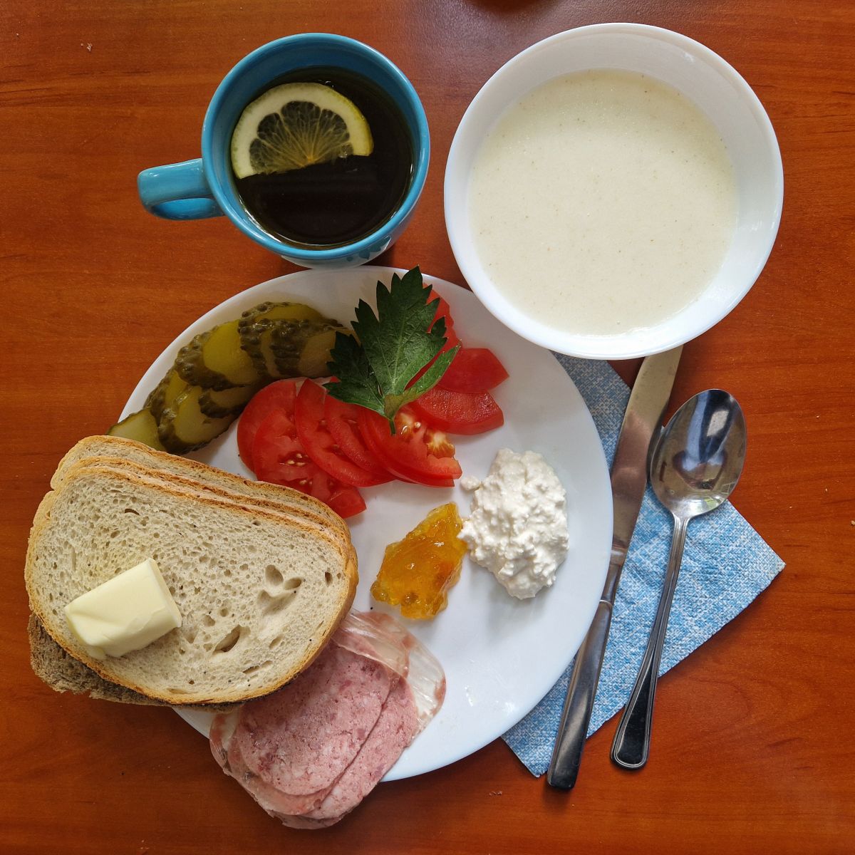 kasza manna na mleku, dżem, kanapki z twarożkiem i wędliną, warzywa, herbata z cytryną